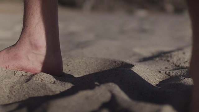 脚在柔软的沙子里，靠近视频下载