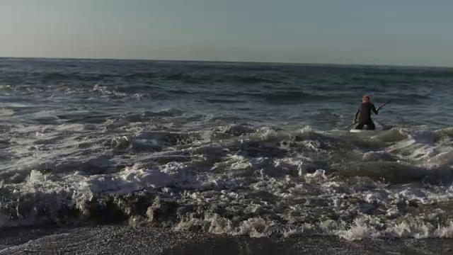 慢镜头，人用桨板划入大海视频素材