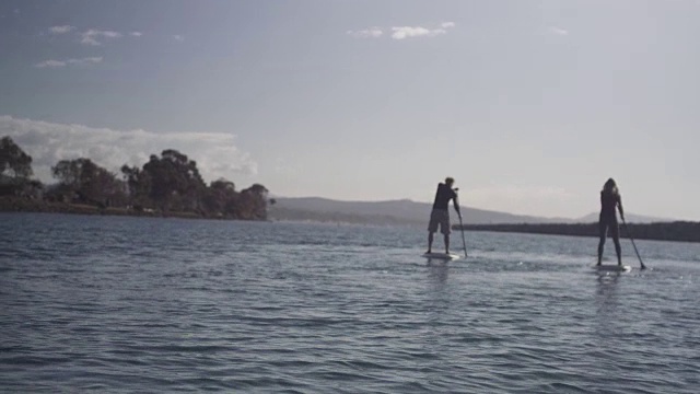 慢镜头，人们在俄勒冈海岸冲浪视频素材