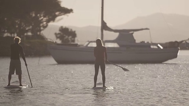 慢镜头，人们用桨板划着帆船视频素材