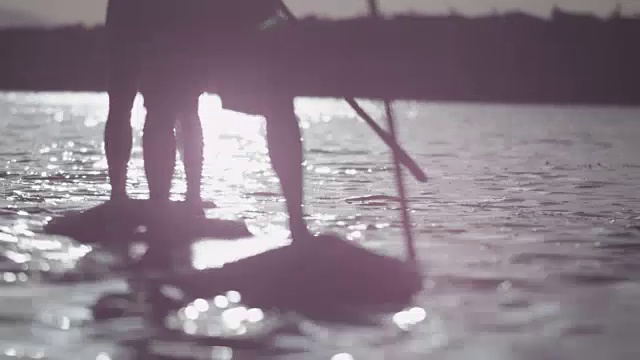 人们在日落时玩冲浪板，特写视频素材