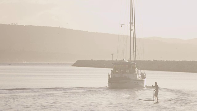 日落时，人在船上划桨，慢镜头视频素材