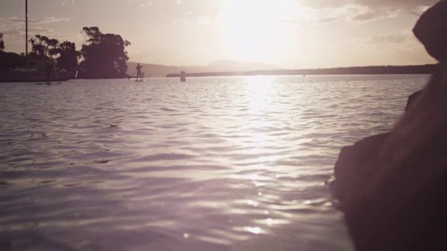 人们在日出时划桨，慢动作视频素材