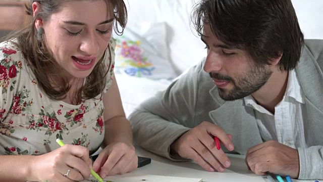 男人和女人在家里用涂色书视频下载