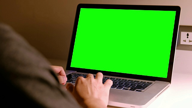 在绿色屏幕的电脑上使用视频素材