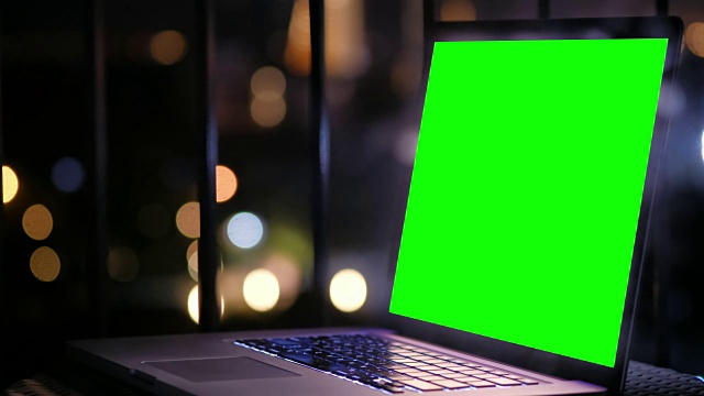 在绿色屏幕的电脑上使用视频素材