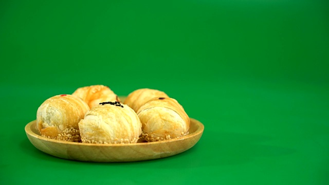 中国蛋黄绿豆面点视频素材