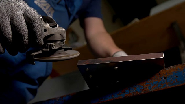SLO MO工人用角磨床抛光金属视频素材