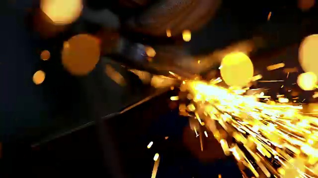 SLO MO使用角磨机工作的人视频下载