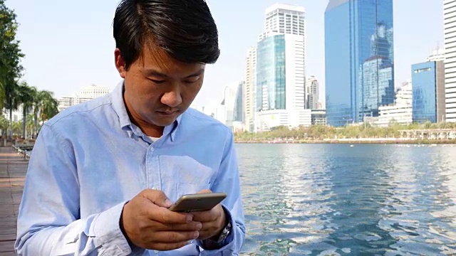 亚洲男人用手机发短信视频下载