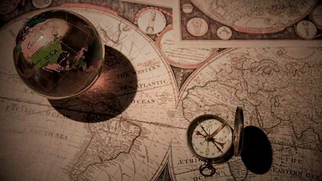 古董地图上的金色指南针视频素材