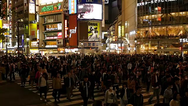 高清慢镜头:行人在东京涩谷区行走视频下载