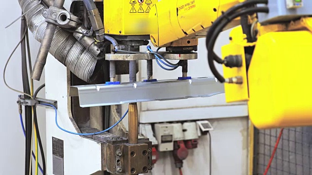 DS机器人手臂焊接一块金属视频素材