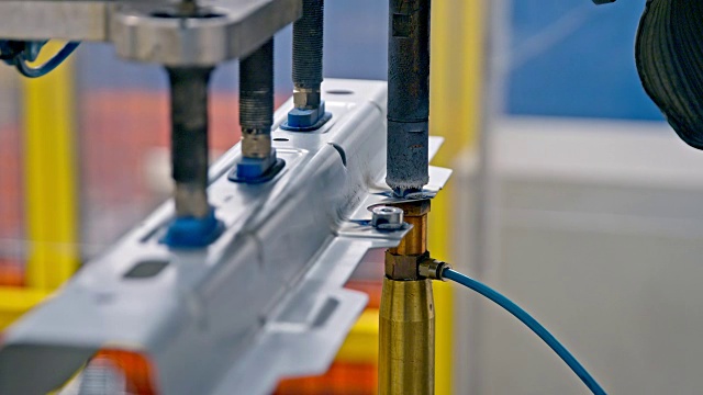 SLO MO电阻焊机焊接一块金属的螺母视频素材