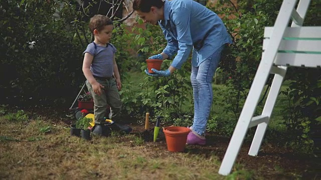母亲和儿子在种花视频素材