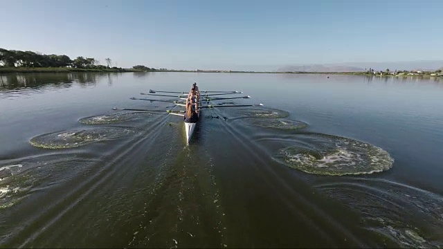 日出时在湖上划船八队视频素材
