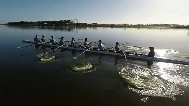日出时在湖上划船八队视频下载