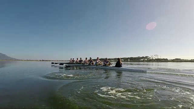 日出时在湖上划船八队视频素材