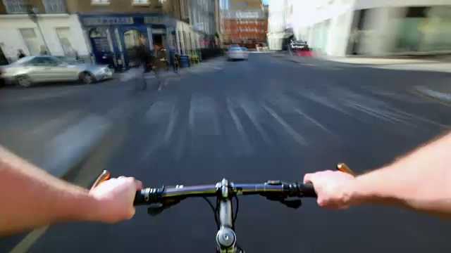 骑自行车的人正在穿过伦敦市中心马里波恩的街道视频下载