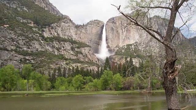 约塞米蒂瀑布的春季径流。视频素材