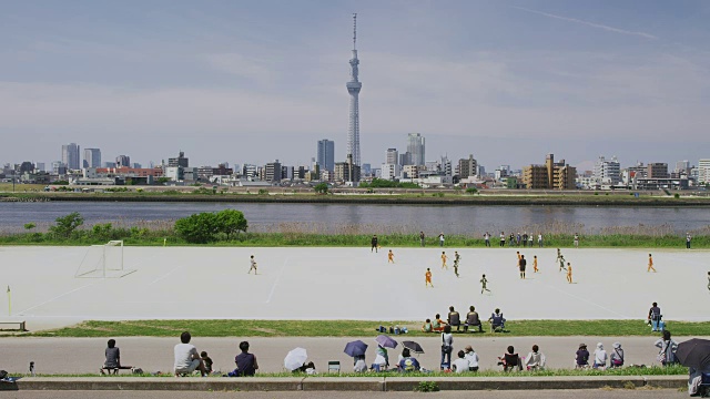 日本东京，男孩们在荒川河边踢足球视频素材