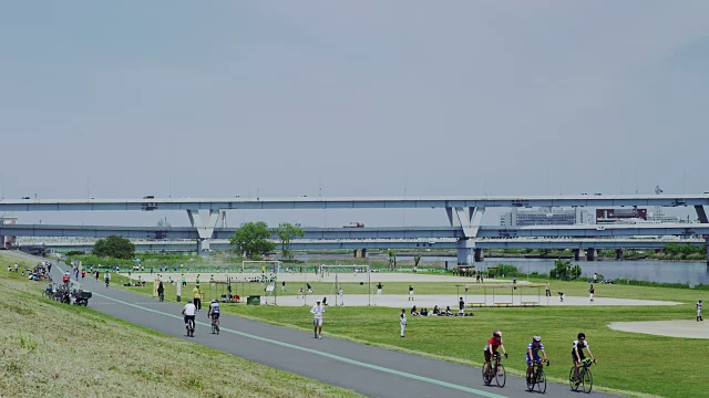 日本东京，人们喜欢在荒川河畔运动视频素材