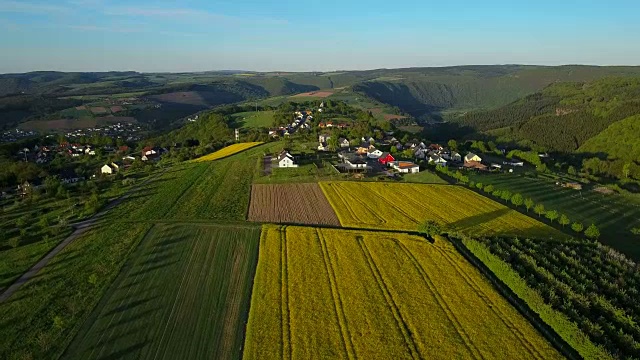 德国莱茵兰-普法尔茨的特里尔-萨尔堡区，萨尔谷，卡斯特尔-施塔特的鸟瞰图视频下载