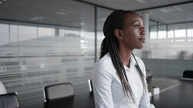 非裔美国女商人凝望着窗外空荡荡的会议室视频下载