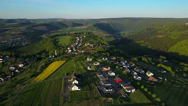 德国莱茵兰-普法尔茨的特里尔-萨尔堡区，萨尔谷，卡斯特尔-施塔特的鸟瞰图视频下载
