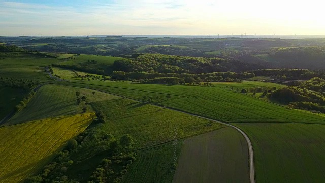 鸟瞰图附近的农田弗罗伊登堡，萨尔高，特里尔-萨尔堡区，莱茵兰-普法尔茨，德国视频素材