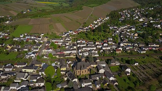 鸟瞰图的村庄Wiltingen与萨尔河，萨尔谷，地区特里尔-萨尔堡，莱茵兰-普法尔茨，德国视频下载