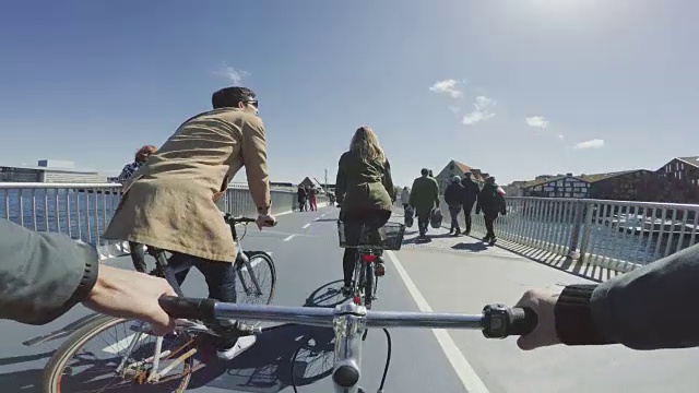 POV和朋友一起骑着公路自行车视频下载