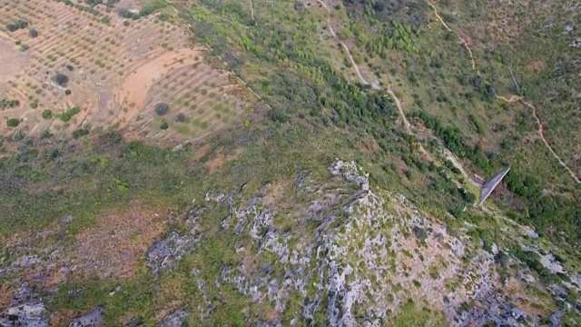 鸟瞰图的岩石海岸线和海岸平原附近的埃尔米塔德贝特伦在巴利阿里群岛北部海岸的马略卡/西班牙视频下载