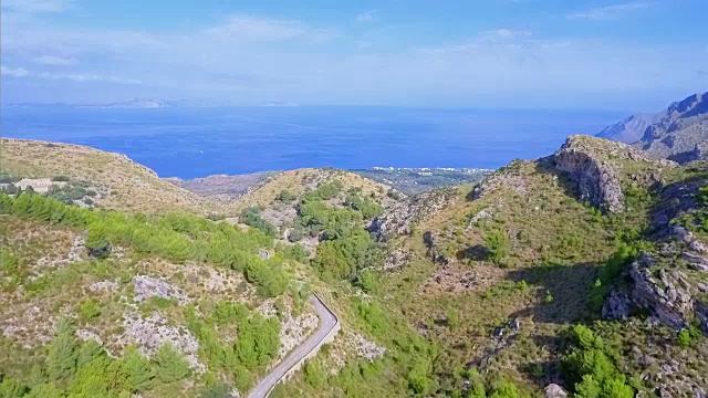 鸟瞰图岩石海岸附近的村庄Betlem在巴利阿里群岛北部海岸/西班牙视频下载