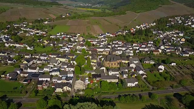 鸟瞰图的村庄Wiltingen与萨尔河，萨尔谷，地区特里尔-萨尔堡，莱茵兰-普法尔茨，德国视频下载