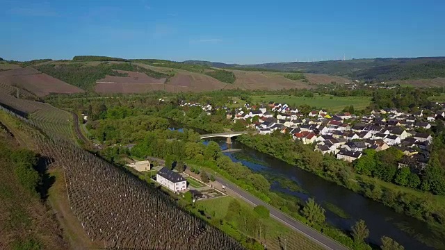 坎泽姆村鸟瞰图，萨尔河，萨尔河谷，地区特尔-萨尔堡，莱茵兰-普法尔茨，德国视频下载