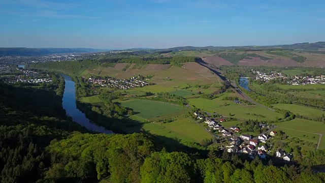 德国莱茵兰-普法尔茨州特里尔-萨尔堡区萨尔河谷菲尔泽姆附近的萨尔河视频下载