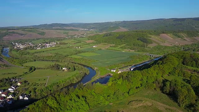 德国莱茵兰-普法尔茨州特里尔-萨尔堡区萨尔河谷菲尔泽姆附近的萨尔河视频下载