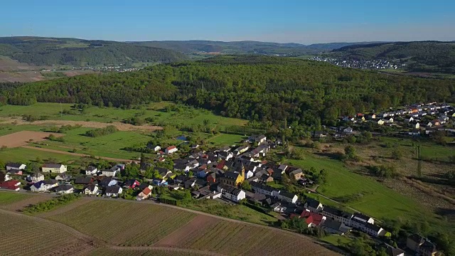 鸟瞰图的村庄Wawern，萨尔谷，地区特里尔-萨尔堡，莱茵兰-普法尔茨，德国视频下载