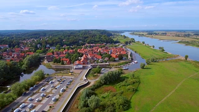 鸟瞰小镇Hitzacker和易北河在下萨克森州，德国视频下载