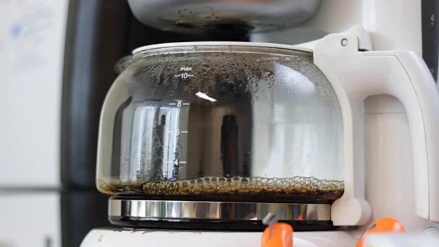 咖啡师在咖啡机里煮咖啡视频下载
