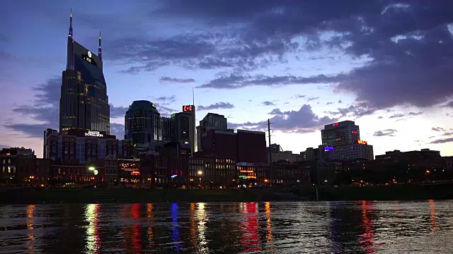 夜幕降临时，田纳西州纳什维尔市中心的天际线视频素材