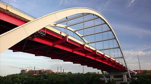 横跨田纳西州纳什维尔坎伯兰河的吊桥视频素材