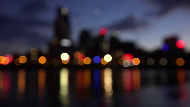 模糊的市中心纳什维尔，田纳西州城市天际线横跨坎伯兰河在夜晚视频素材