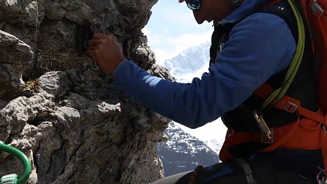 男登山家攀登岩石，向队友伸出援手视频素材