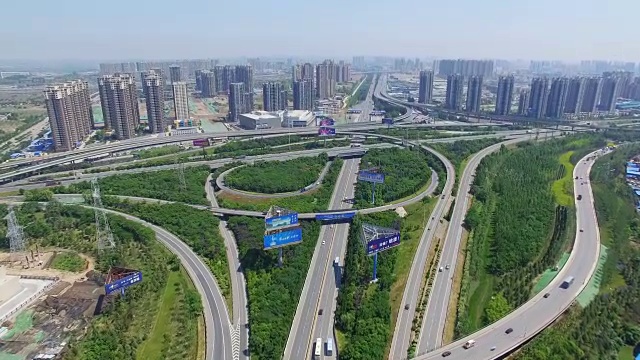 高速公路收费站和立交桥上的车辆航拍/中国西安视频素材