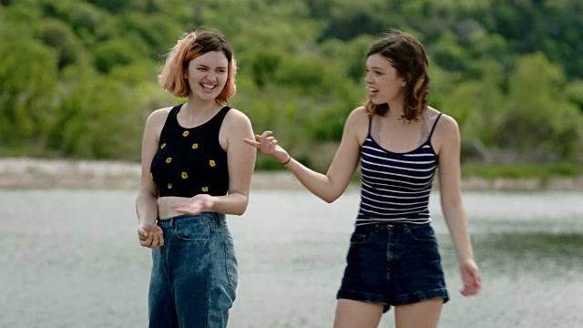 两姐妹在州立公园跳过石头过河。视频素材
