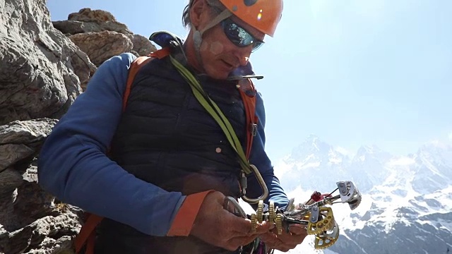 一名男性登山者在山谷中整理装备视频素材