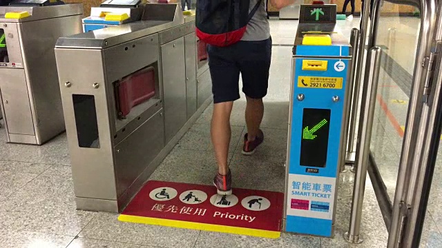 在香港铁路宽闸门残疾人士通道内插票视频下载