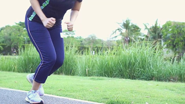 胖女人跑步，鞋带。视频素材
